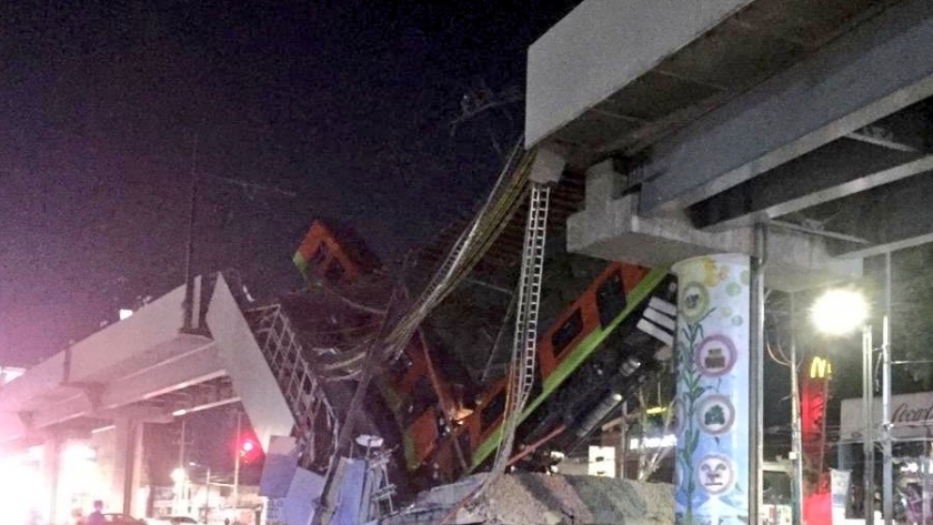 حادث انهيار جسر في العاصمة المكسيكية