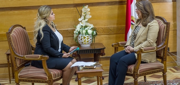 وزيرة التضامن الاجتماعي  مع الكاتبة الصحفية دينا عبد الفتاح
