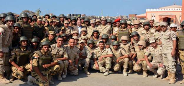 وزيرا الدفاع والداخلية وسط عناصر الجيش والشرطة بشمال سيناء