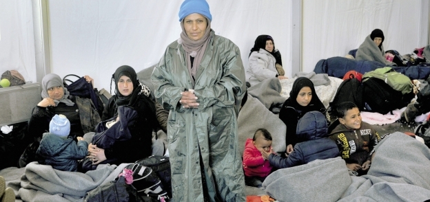 مهاجرون سوريون على الحدود بين اليونان ومقدونيا «أ. ف. ب»