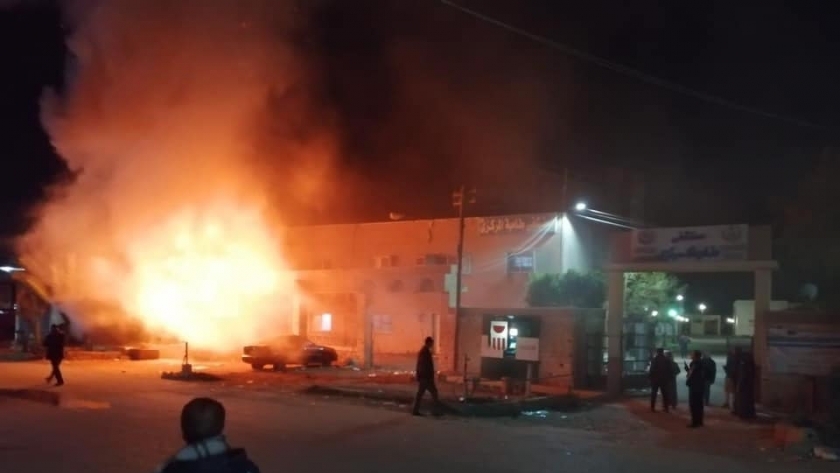 حريق هائل بكشك أمام مستشفى بالفيوم بسبب الرياح والحماية المدنية تخمده