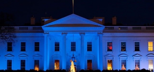 البيت الأبيض باللون الأزرق أمس