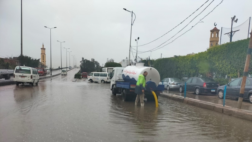 رفع تراكمات مياه الأمطار من شوارع الإسكندرية