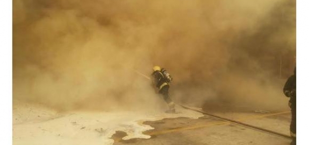 بالصور| فرق الدفاع المدني تخمد حريقا نشب في حاويات بميناء جدة