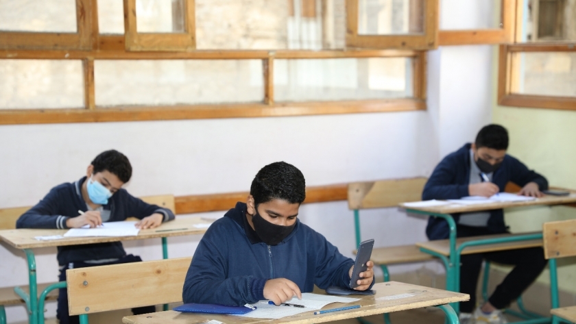 طلاب المرحلة الإعدادية أثناء أداء امتحانات الترم الأول