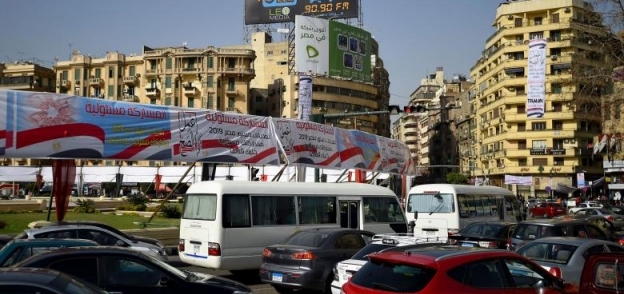 لافتات في ميدان التحرير بوسط القاهرة تدعو للمشاركة في الاستفتاء على التعديلات الدستورية