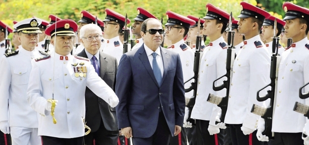 الرئيس «السيسى» أثناء عرض طابور الشرف فى سنغافورة