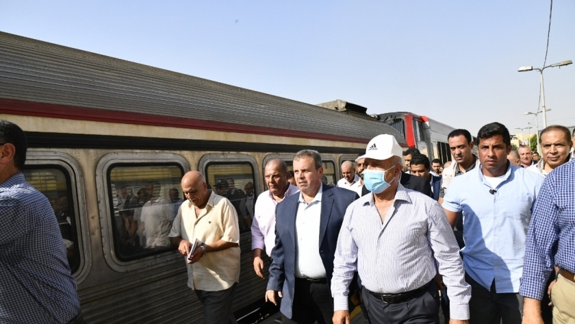 وزير النقل يتابع تحديث نظم إشارات خط «القاهرة-الإسكندرية»: لا نملك رفاهية الوقت