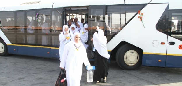 فوج من الحجاج خلال مغادرته مطار القاهرة إلى الأراضى المقدسة
