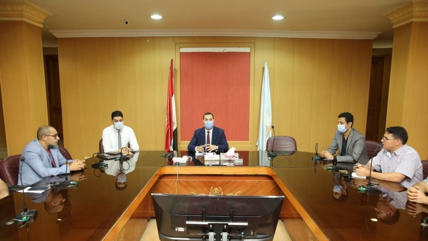 اجتماع نائب محافظ كفر الشيخ بالمرشحين للتديب