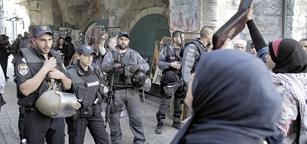 قوات الاحتلال خلال مواجهتها لمتظاهرات فى القدس أمس «أ.ف.ب»