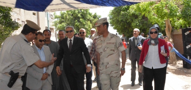 محافظ المنيا يتفقد اللجان بمركز أبوقرقاص