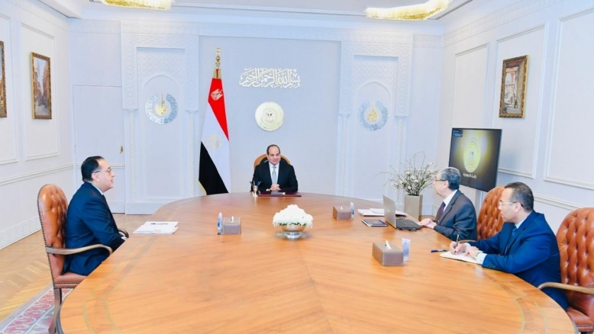 الرئيس خلال اجتماعه اليوم مع رئيس الوزراء ووزير الكهرباء