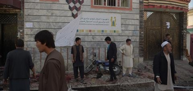 آثار حادث الهجوم الذي استهدف مركزاً لتسجيل الناخبين في العاصمة الأفغانية