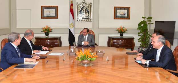 الرئيس عبد الفتاح السيسي مع رئيس الوزراء وطارق عامر ووزير المالية