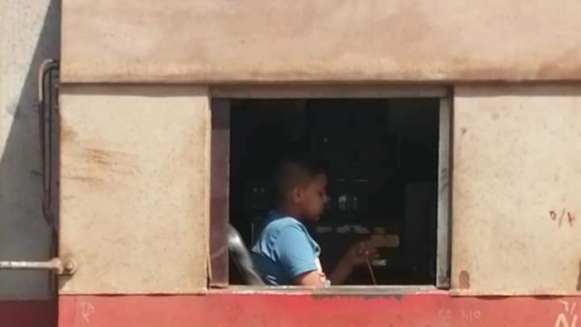 الصورة المتداولة لطفل يجلس داخل كابينة قيادة