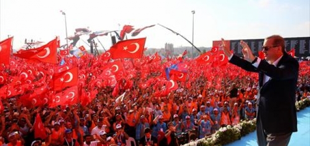أردوغان يحيي الأتراك المشاركين في تجمع صون"الديمقراطية والشهداء" في إسطنبول