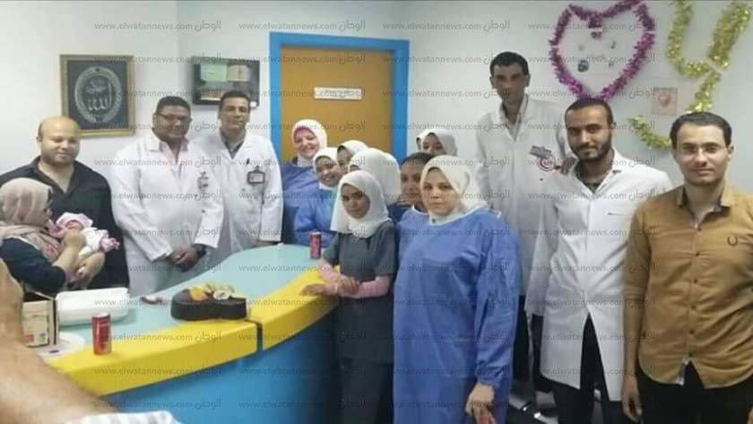 أطباء مستشفى الأقصر الدولي يحتفلون بالمولود يوسف