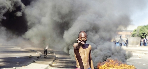 الاحتجاجات تندلع فى شوارع زيمبابوى ضد «موجابى» «أ.ف.ب»