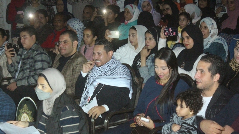 النائب علاء عصام وجانب من مسرحية «أرض العزة»