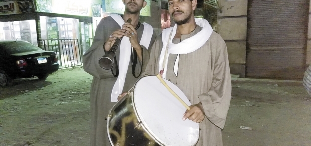 «حسام» و«سامح» يعزفان فى الشارع