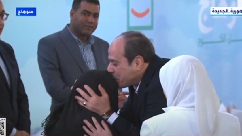 الرئيس عبد الفتاح السيسي خلال زيارته قرية أم دومة