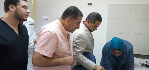 وكيل وزارة الصحة وقيادات الصحه بمطروح خلال افتتاح وحدة طب الاسنان بمستشفى الاطفال
