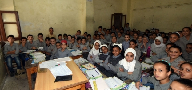 تلاميذ مدارس الإسكندرية يختنقون في الفصول  فمن ينقذهم