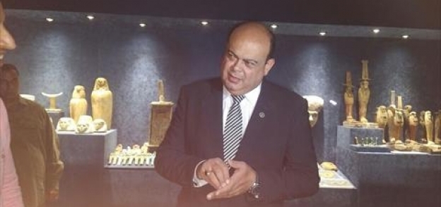 اللواء علاء ابوزيد محافظ مطروح خلال تفقده متحف آثار مطروح الذى افتتحه الرئيس السيسى