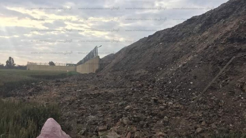 انهيار سور مصنع لتدوير القمامة على زراعات الفلاحين بالمنوفية