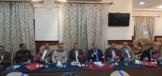 مساعد وزير الداخلية يعقد اجتماعا مع خدمات تأمين زيارة "السيسي" لسوهاج