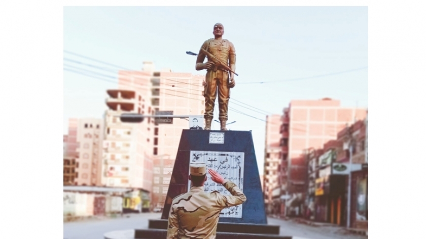 "في حب منسي".. قصة التحية العسكرية أمام تمثال الشهيد في الشرقية