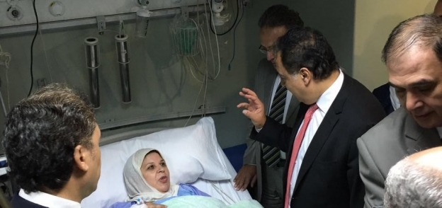 زيارة وزير الصحة النائبة المصابة بذبحة صدرية
