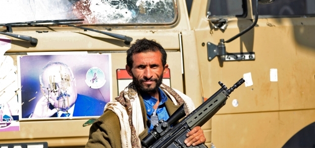 أحد مقاتلى الحوثيين بعد تشويه صورة لـ «صالح»