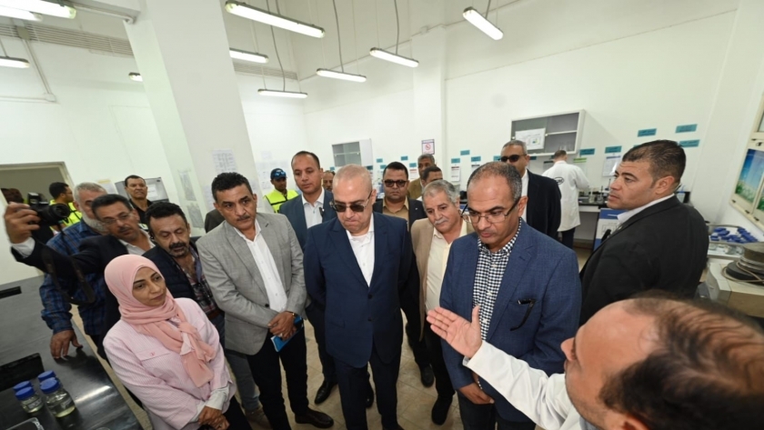 وزير الإسكان يتفقد مشروعات الكهرباء بمدينة السادات