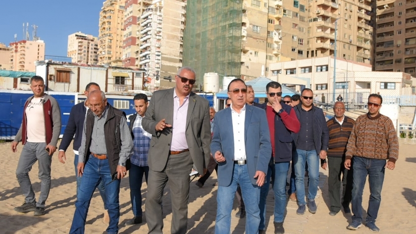 المحافظ يتفقد شواطئ الإسكندرية قبل عيد الفطر