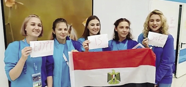 شباب من مدينة «سوتشى» الروسية يرفعون شعار مصر آمنة