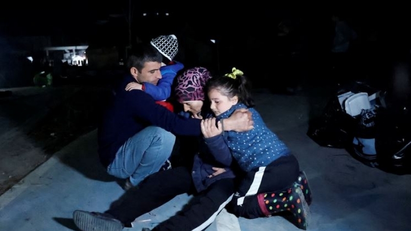 أسرة أثناء وقوع الزلزال الجديد في أنطاكيا بمقاطعة هاتاي التركي