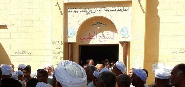 الجنازة أمام مسجد الشيخ الطيب