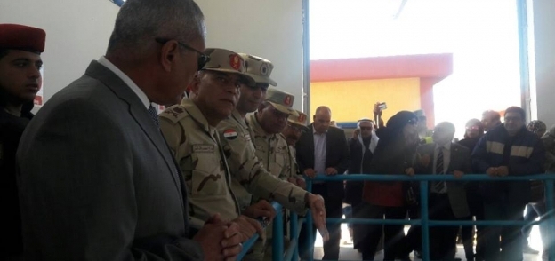 محافظ السويس وقائد الجيش الثالث خلال افتتاح المحطة