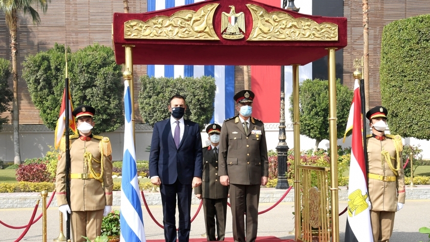 وزير الدفاع يلتقي بنظيره اليوناني خلال زيارته الرسمية لمصر