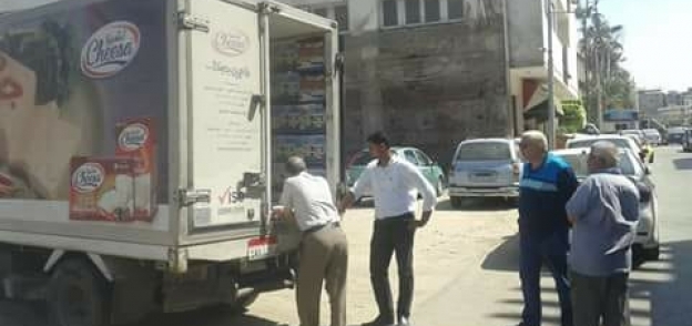 ضبط سيارة تبيع سلع غذائية بشارع التحرير بدون ترخيص في دمياط