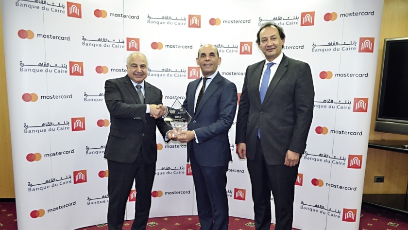 قيادات بنك القاهرة يتسلمون الجائزة