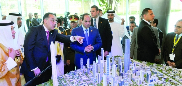 الرئيس السيسي أمام نموذج العاصمة الإدارية