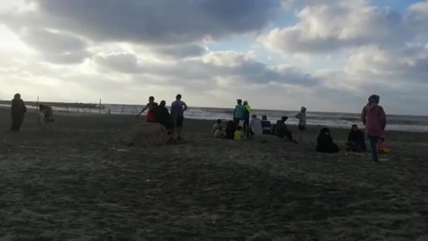 مواطنون يتحدون قرار اغلاق شواطئ مصيف بلطيم