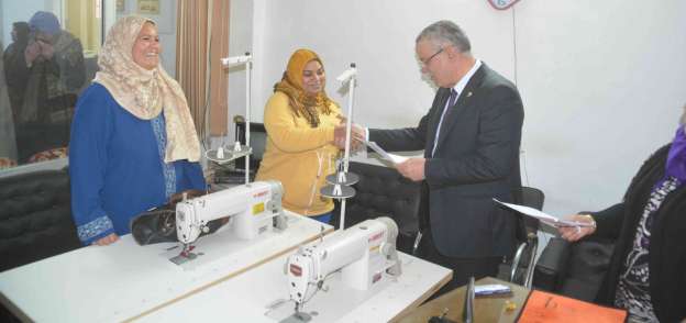 محافظ المنيا يسلم ماكينات الخياطة