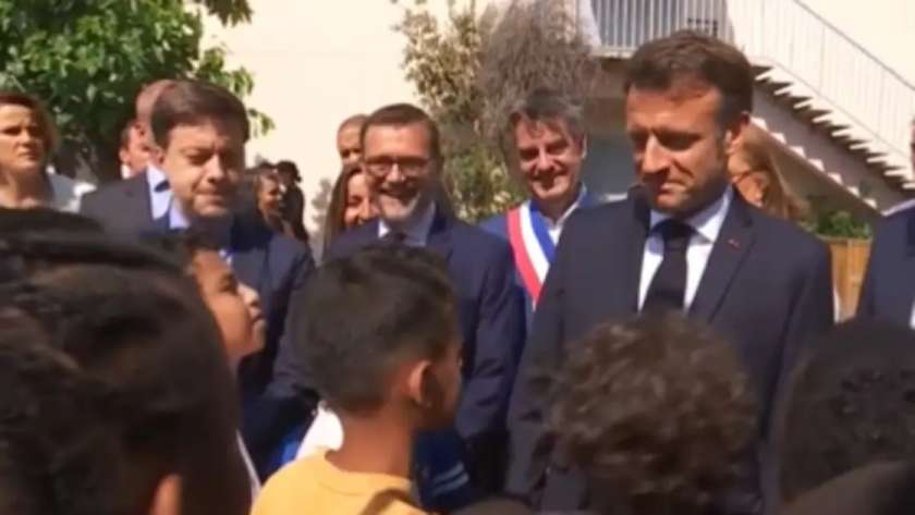 الرئيس الفرنسي إيمانويل ماكرون والأطفال وحديث عن مبابي