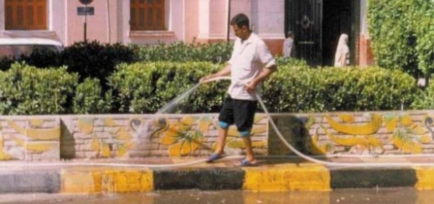 الإسراف فى رش الشوارع أحد عوامل هدر المياه فى مصر