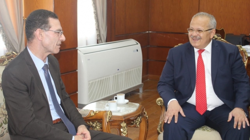 رئيس جامعة القاهرة مع رئيس تحرير جريدة الوفد