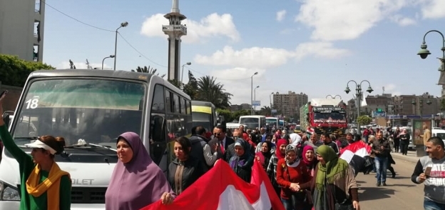 بـ"علم مصر 30 متر" .. معلمو "العجمي التعليمية"  بمسيرة لدعم للاستفتاء